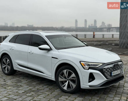 Белый Ауди Q8 e-tron, объемом двигателя 0 л и пробегом 17 тыс. км за 56500 $, фото 1 на Automoto.ua