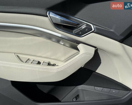 Белый Ауди Q8 e-tron, объемом двигателя 0 л и пробегом 10 тыс. км за 52000 $, фото 27 на Automoto.ua