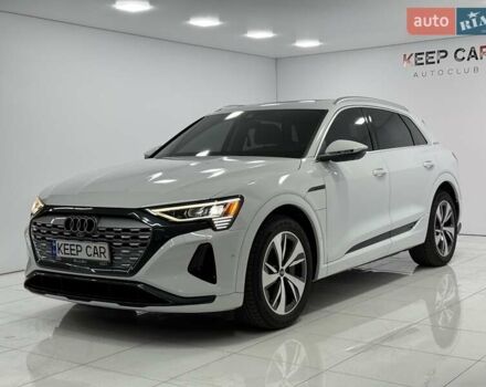 Белый Ауди Q8 e-tron, объемом двигателя 0 л и пробегом 22 тыс. км за 53000 $, фото 5 на Automoto.ua