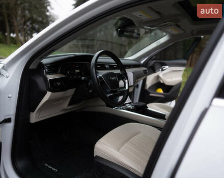 Белый Ауди Q8 e-tron, объемом двигателя 0 л и пробегом 30 тыс. км за 53500 $, фото 7 на Automoto.ua