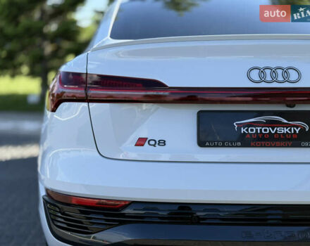 Белый Ауди Q8 e-tron, объемом двигателя 0 л и пробегом 10 тыс. км за 52000 $, фото 19 на Automoto.ua