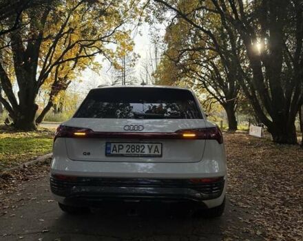 Белый Ауди Q8 e-tron, объемом двигателя 0 л и пробегом 11 тыс. км за 51000 $, фото 8 на Automoto.ua