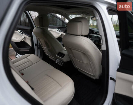 Белый Ауди Q8 e-tron, объемом двигателя 0 л и пробегом 30 тыс. км за 53500 $, фото 18 на Automoto.ua