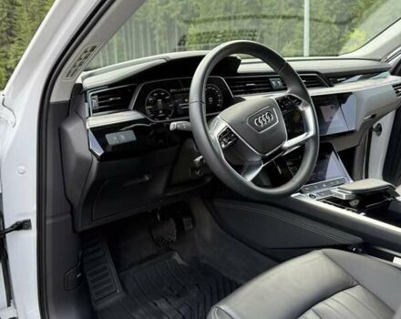 Белый Ауди Q8 e-tron, объемом двигателя 0 л и пробегом 5 тыс. км за 46999 $, фото 27 на Automoto.ua