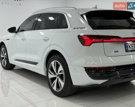 Белый Ауди Q8 e-tron, объемом двигателя 0 л и пробегом 22 тыс. км за 53000 $, фото 15 на Automoto.ua