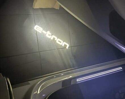 Белый Ауди Q8 e-tron, объемом двигателя 0 л и пробегом 63 тыс. км за 47800 $, фото 60 на Automoto.ua
