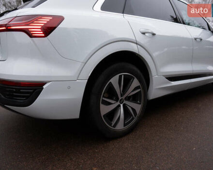 Белый Ауди Q8 e-tron, объемом двигателя 0 л и пробегом 30 тыс. км за 53500 $, фото 8 на Automoto.ua