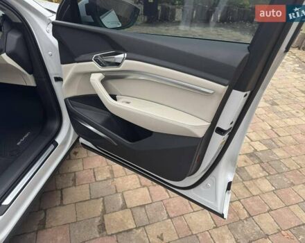 Белый Ауди Q8 e-tron, объемом двигателя 0 л и пробегом 63 тыс. км за 47800 $, фото 21 на Automoto.ua