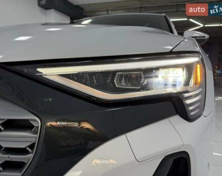 Белый Ауди Q8 e-tron, объемом двигателя 0 л и пробегом 22 тыс. км за 53000 $, фото 11 на Automoto.ua