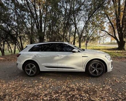 Белый Ауди Q8 e-tron, объемом двигателя 0 л и пробегом 11 тыс. км за 51000 $, фото 5 на Automoto.ua