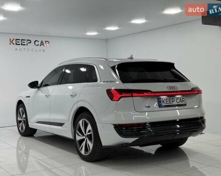 Белый Ауди Q8 e-tron, объемом двигателя 0 л и пробегом 22 тыс. км за 53000 $, фото 13 на Automoto.ua
