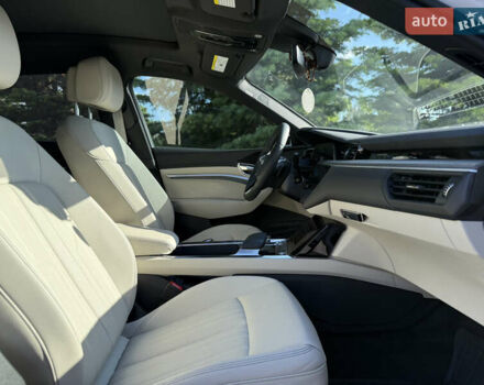 Белый Ауди Q8 e-tron, объемом двигателя 0 л и пробегом 10 тыс. км за 52000 $, фото 11 на Automoto.ua