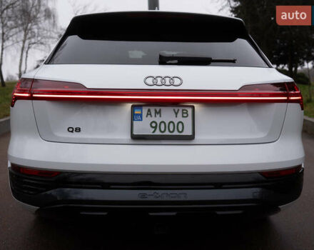 Белый Ауди Q8 e-tron, объемом двигателя 0 л и пробегом 30 тыс. км за 53500 $, фото 5 на Automoto.ua