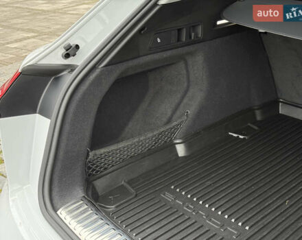 Белый Ауди Q8 e-tron, объемом двигателя 0 л и пробегом 17 тыс. км за 56500 $, фото 32 на Automoto.ua