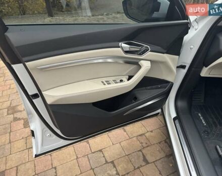 Белый Ауди Q8 e-tron, объемом двигателя 0 л и пробегом 63 тыс. км за 47800 $, фото 20 на Automoto.ua