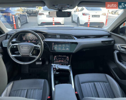 Белый Ауди Q8 e-tron, объемом двигателя 0 л и пробегом 20 тыс. км за 47000 $, фото 6 на Automoto.ua