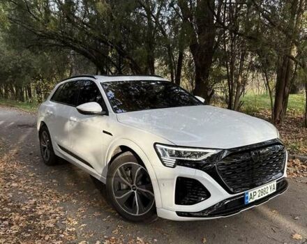 Белый Ауди Q8 e-tron, объемом двигателя 0 л и пробегом 11 тыс. км за 51000 $, фото 4 на Automoto.ua