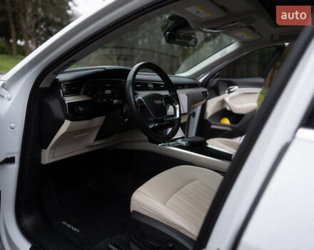Белый Ауди Q8 e-tron, объемом двигателя 0 л и пробегом 30 тыс. км за 53500 $, фото 2 на Automoto.ua