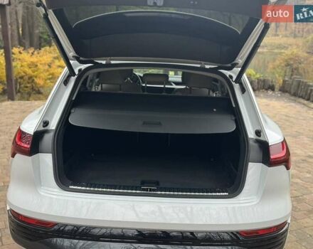 Белый Ауди Q8 e-tron, объемом двигателя 0 л и пробегом 63 тыс. км за 47800 $, фото 27 на Automoto.ua