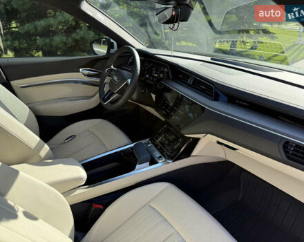 Белый Ауди Q8 e-tron, объемом двигателя 0 л и пробегом 10 тыс. км за 52000 $, фото 9 на Automoto.ua