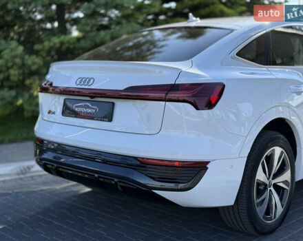 Белый Ауди Q8 e-tron, объемом двигателя 0 л и пробегом 10 тыс. км за 52000 $, фото 24 на Automoto.ua