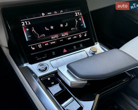 Белый Ауди Q8 e-tron, объемом двигателя 0 л и пробегом 10 тыс. км за 52000 $, фото 26 на Automoto.ua