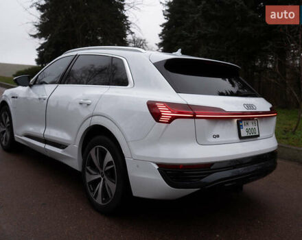 Белый Ауди Q8 e-tron, объемом двигателя 0 л и пробегом 30 тыс. км за 53500 $, фото 1 на Automoto.ua