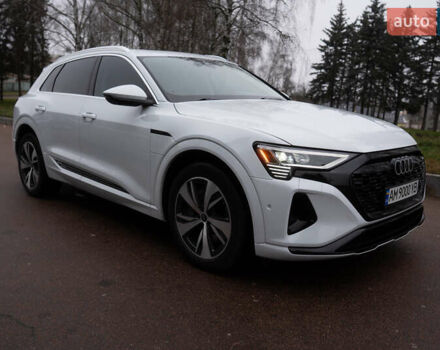 Белый Ауди Q8 e-tron, объемом двигателя 0 л и пробегом 30 тыс. км за 53500 $, фото 3 на Automoto.ua