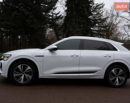 Белый Ауди Q8 e-tron, объемом двигателя 0 л и пробегом 30 тыс. км за 53500 $, фото 4 на Automoto.ua