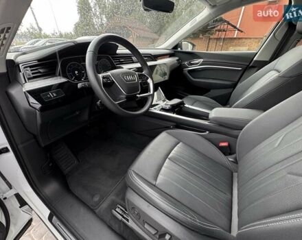 Белый Ауди Q8 e-tron, объемом двигателя 0 л и пробегом 6 тыс. км за 59500 $, фото 1 на Automoto.ua