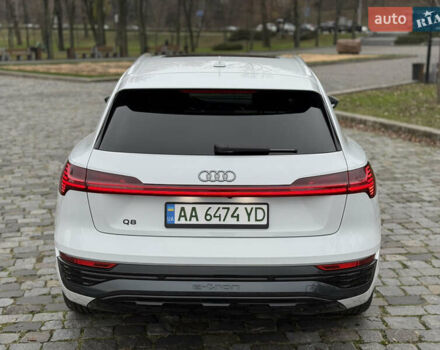 Белый Ауди Q8 e-tron, объемом двигателя 0 л и пробегом 17 тыс. км за 56500 $, фото 4 на Automoto.ua