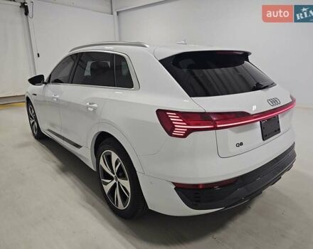 Белый Ауди Q8 e-tron, объемом двигателя 0 л и пробегом 63 тыс. км за 47800 $, фото 63 на Automoto.ua