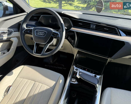 Белый Ауди Q8 e-tron, объемом двигателя 0 л и пробегом 10 тыс. км за 52000 $, фото 7 на Automoto.ua