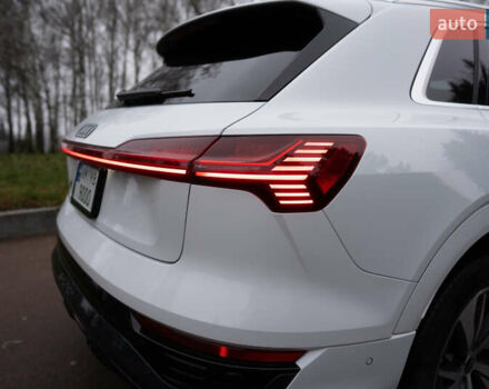 Белый Ауди Q8 e-tron, объемом двигателя 0 л и пробегом 30 тыс. км за 53500 $, фото 13 на Automoto.ua