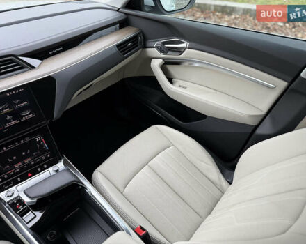 Белый Ауди Q8 e-tron, объемом двигателя 0 л и пробегом 17 тыс. км за 56500 $, фото 48 на Automoto.ua