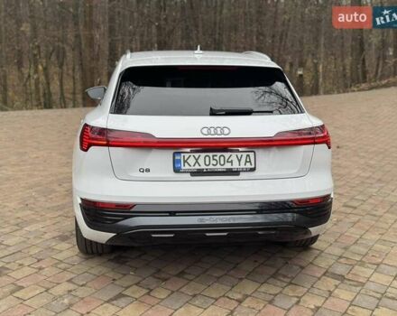 Белый Ауди Q8 e-tron, объемом двигателя 0 л и пробегом 63 тыс. км за 47800 $, фото 4 на Automoto.ua