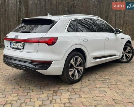 Белый Ауди Q8 e-tron, объемом двигателя 0 л и пробегом 63 тыс. км за 47800 $, фото 8 на Automoto.ua
