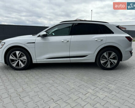 Белый Ауди Q8 e-tron, объемом двигателя 0 л и пробегом 5 тыс. км за 47500 $, фото 5 на Automoto.ua