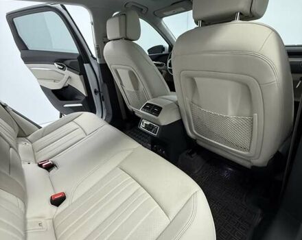 Белый Ауди Q8 e-tron, объемом двигателя 0 л и пробегом 22 тыс. км за 53000 $, фото 39 на Automoto.ua