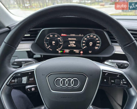 Белый Ауди Q8 e-tron, объемом двигателя 0 л и пробегом 17 тыс. км за 56500 $, фото 55 на Automoto.ua
