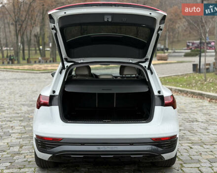 Белый Ауди Q8 e-tron, объемом двигателя 0 л и пробегом 17 тыс. км за 56500 $, фото 30 на Automoto.ua