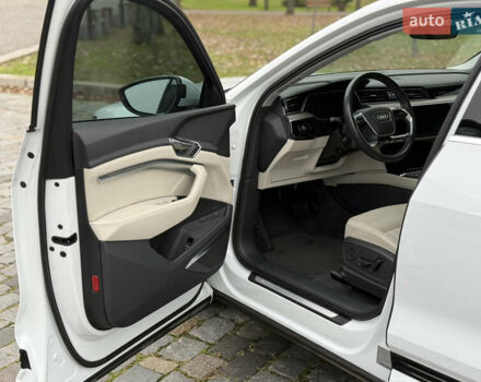 Белый Ауди Q8 e-tron, объемом двигателя 0 л и пробегом 17 тыс. км за 56500 $, фото 23 на Automoto.ua
