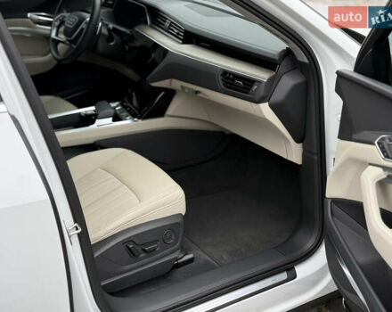 Белый Ауди Q8 e-tron, объемом двигателя 0 л и пробегом 17 тыс. км за 56500 $, фото 38 на Automoto.ua