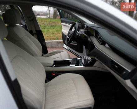 Белый Ауди Q8 e-tron, объемом двигателя 0 л и пробегом 30 тыс. км за 53500 $, фото 23 на Automoto.ua