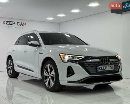 Белый Ауди Q8 e-tron, объемом двигателя 0 л и пробегом 22 тыс. км за 53000 $, фото 4 на Automoto.ua