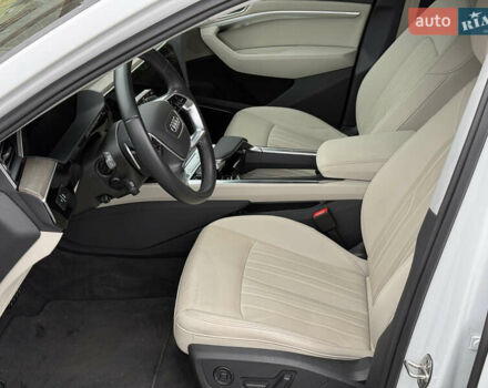 Белый Ауди Q8 e-tron, объемом двигателя 0 л и пробегом 17 тыс. км за 56500 $, фото 22 на Automoto.ua