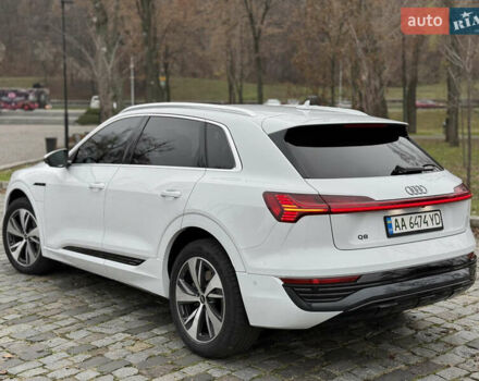 Белый Ауди Q8 e-tron, объемом двигателя 0 л и пробегом 17 тыс. км за 56500 $, фото 6 на Automoto.ua