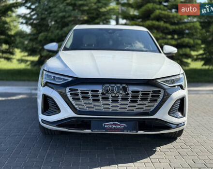 Белый Ауди Q8 e-tron, объемом двигателя 0 л и пробегом 10 тыс. км за 52000 $, фото 3 на Automoto.ua