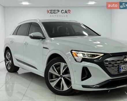 Белый Ауди Q8 e-tron, объемом двигателя 0 л и пробегом 22 тыс. км за 53000 $, фото 1 на Automoto.ua