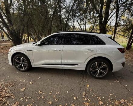 Белый Ауди Q8 e-tron, объемом двигателя 0 л и пробегом 11 тыс. км за 51000 $, фото 11 на Automoto.ua